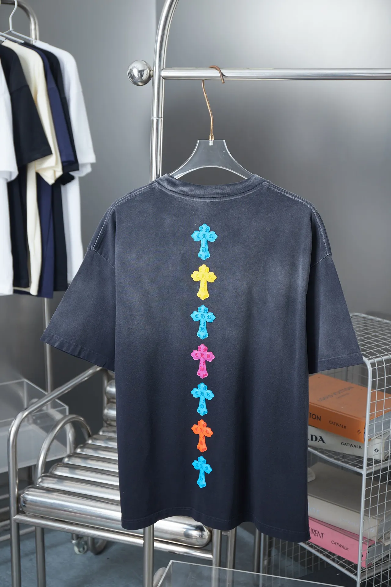 🅿️210 Ch*ome Hearte 25SS early spring new style Three-dimensional sponge thick version Chloë Hearte logo short sleeves Light luxury essential item for daily commuting for men and women Correct version Welcome to compare Detailed features · 320g 100% pure cotton double yarn jersey fabric · Custom dyed in the same vat with special thickened 32 count double-ply 1X1 thread · Three-dimensional sponge thick version Chloé Hearte logo printing · Ready-to-wear dyeing Then do the faded fried snowflake process, then wash it to make it look old · General washing to improve the effect · Double-needle stitching and cross-stitch process · Original main mark, washed tag, brand moisture-proof paper packaging Color: white/black/green/blue Size: S/M/L/XL